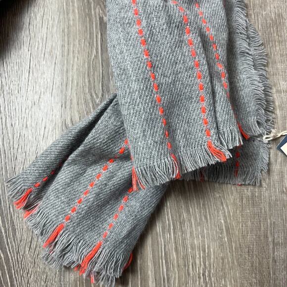 Universal Thread Women's Gray Striped Oblong Scarf - NWT - Picture 3 of 3